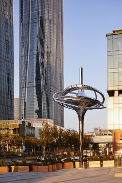 王光旺，《时光之迹》，2025，不锈钢、伺服电机
