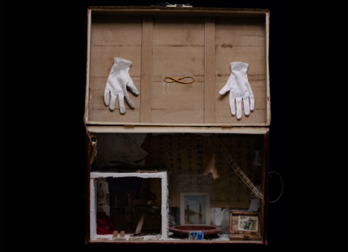 巫高屋内箱式个案

孔德林

现成品装置（旧皮箱、木尺、照片、弃物、颜料等）

45×71×28 cm

2022
