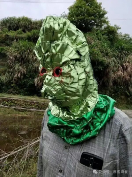 托恩带着面具在巫高，2018

&nbsp;
