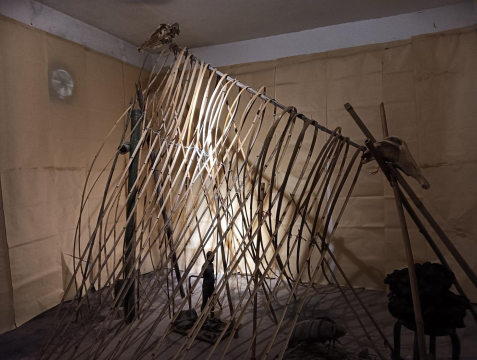 似剥皮深入内部……

孔德林

现成品装置（马首骨骼、竹、半山现成品、铁丝、玉扣纸）

尺寸可变

2025

&nbsp;
