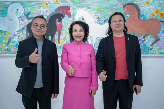 香港美协主席林天行、境•美术馆创始人王佳音、香港美协常务副主席赵之境在现场合影

