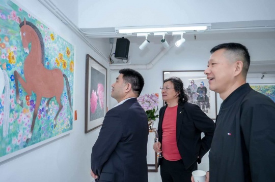 紫荆杂志社社长杨勇、副社长黄晓华参观展览
