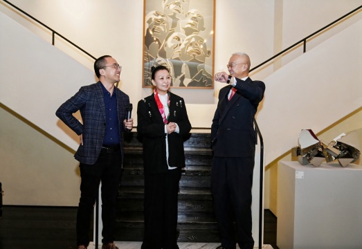 肖勇与策展人杜曦云、郭小力
