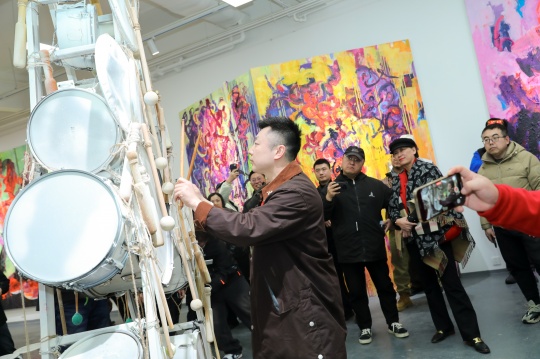 中国芭蕾舞团首席打击乐艺术家孙诚在装置作品《元响》前
