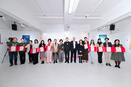 首届中国国际水墨学会香港青年视觉艺术分会会员代表领取会员证书
