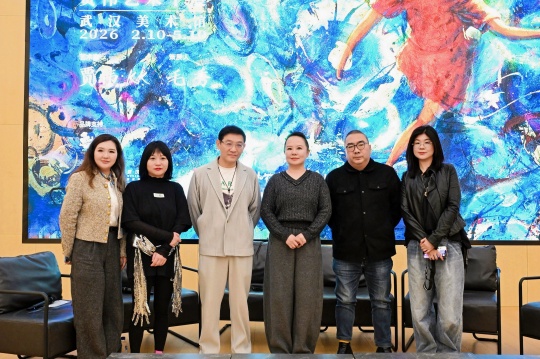 开幕论坛合影
左起：执行策展人詹新，策展人、花间集联合创始人毛秀，艺术家贾伟KK，武汉大学艺术学院教授陈晖，湖北美术学院教授及创新学院副院长詹旭军，科华创投总经理岳蓉，湖北美术学院艺术人文学院艺术史论系主任余其彦

