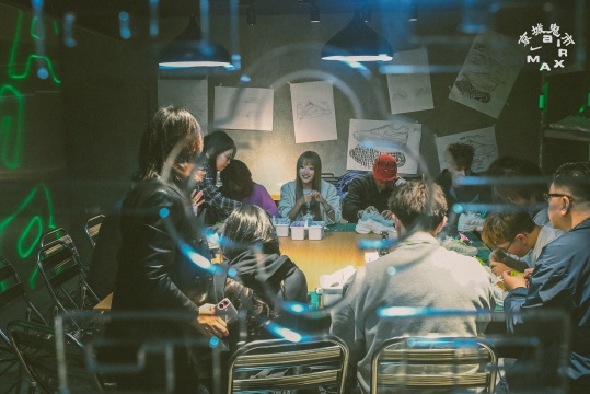 00后策展人把鬼市搬进798：与56位创作者，4晚限时“共创”