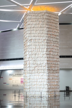 《宣纸塔》2024　装置(防火宣纸、钢管、棉线、竹竿、LED灯带)　850-870cmx 350cm
