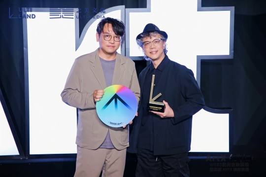 &nbsp;左起：《时尚芭莎》文化艺术部总策划 徐宁&nbsp; &nbsp;艺术家黄宏达
