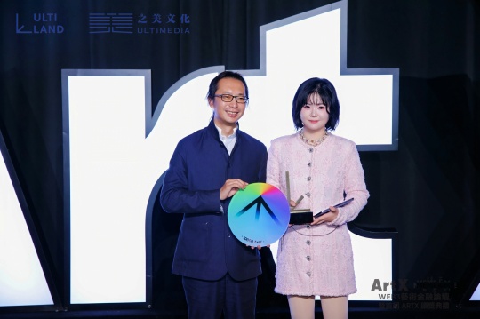 左起：X 美术馆馆长尤洋&nbsp; 艺术家刘嘉颖
