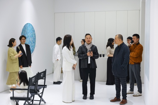 画屏艺术空间开幕彭博个展“之间”，在靠近与偏离之间，看见未完成的美