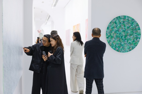 画屏艺术空间开幕彭博个展“之间”，在靠近与偏离之间，看见未完成的美