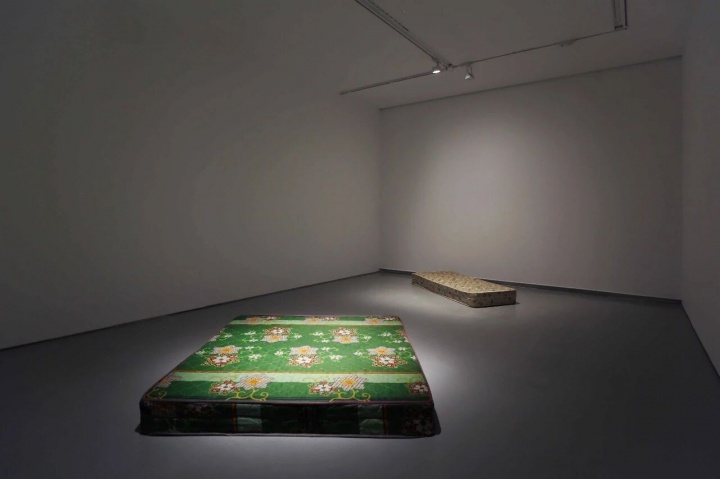 张培力 《音响床垫》 180×200cm 感应声音装置 2018

“仅存的诗意”展览现场 海上世界文化艺术中心
