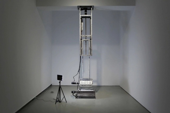 张培力《压字机》 65×55×220cm 机械装置 2025

“仅存的诗意”展览现场 海上世界文化艺术中心
