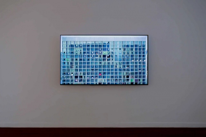 张培力 《正面拍摄的公寓》 24′ 单视频录像 2013

“仅存的诗意”展览现场 海上世界文化艺术中心
