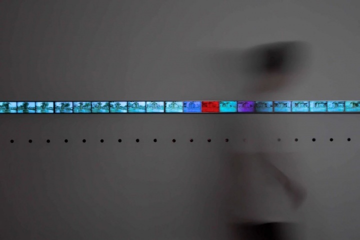 张培力 《有西洋雕塑的喷水池》 468×9×10cm 感应摄影装置 2026

“仅存的诗意”展览现场 海上世界文化艺术中心
