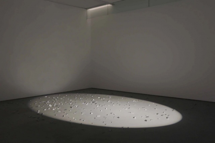 张培力 《诗意的组合》 尺寸可变 装置 2026

“仅存的诗意”展览现场 海上世界文化艺术中心
