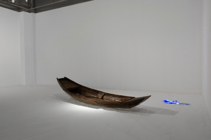 沈远《如鱼得水》

1000×1000×60cm&nbsp;蓝色玻璃、海盐、木船 2001
