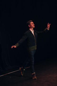 法国编舞家布鲁诺·贝内向观众行巴洛克式鞠躬礼，以示敬意与感谢
