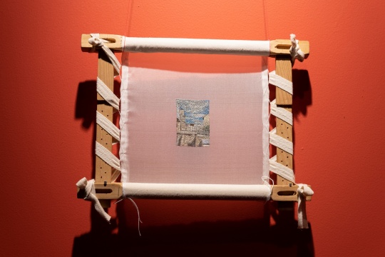 《巴黎记忆》系列 桑蚕丝

刺绣尺⼨：5x7cm

装框尺⼨：28x32cm

2026
