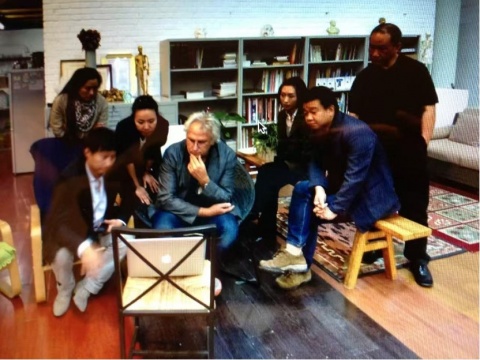 2011年艾瑞克·费舍尔和中央美术学院老师来卢云工作室指导
In 2011, Eric Fischl and teachers from the Central Academy of Fine Arts visited Lu Yun's studio for academic guidance.

