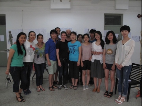 2012年卢云和罗拉·菲卓尔还有同学们合影
In 2012, Lu Yun took a group photo with Laura Frazure and her classmates.

