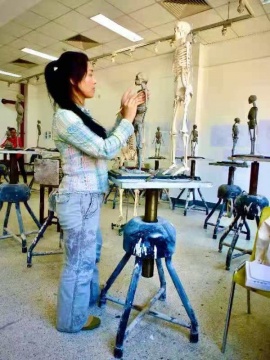 雕塑课后卢云仍一个人练习
After the sculpture class, Lu Yun still practiced alone.


