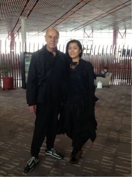2013年在机场送吉普森
In 2013, Lu Yun saw Gibson off at the airport.

