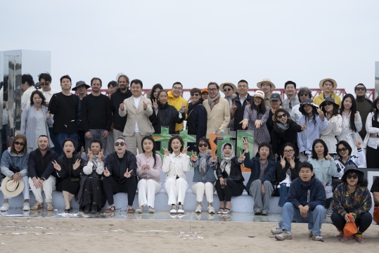 第二届如是海沙滩公共艺术季开幕嘉宾合影
