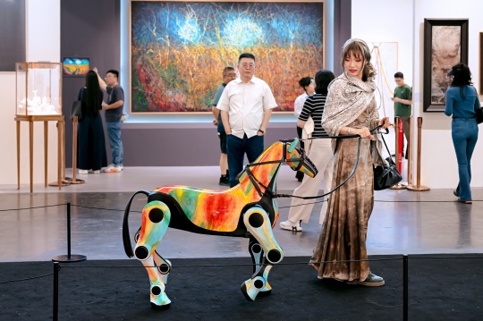 《遛码》，贾伟KK×朱秋国，展览现场，2026北京当代艺博会D23

