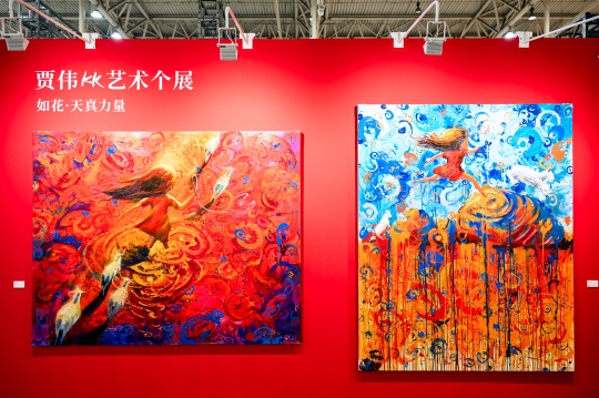 左：《如花逐日·踏波》，贾伟KK，2025，布面丙烯·综合材料，200cm×250cm
右：《如花逐日·跃岩》，贾伟KK，2025，布面丙烯·综合材料，250cm×200cm&nbsp;
展览现场，2026北京当代艺博会D23

