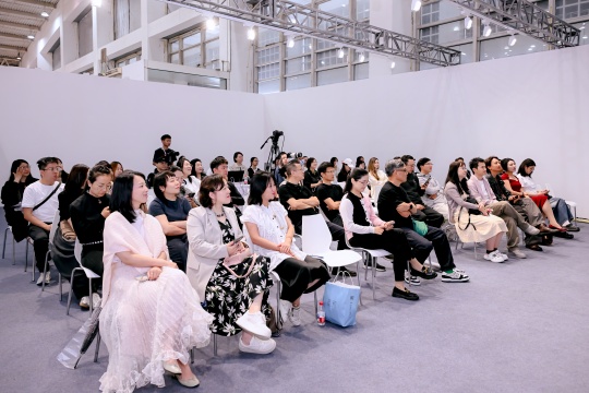 《治愈的力量》 主题演讲现场，2026北京当代艺博会
