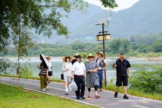艺术家在蕉岭“米香湾”考察
