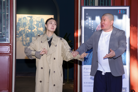 她让入戏的瞬间入画 艺术8·法国奖得主雅诗·依玛个展“艺探后台”