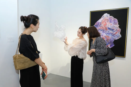 00后艺术家时尚国内首次个展《腹语术》在798艺术区开幕
