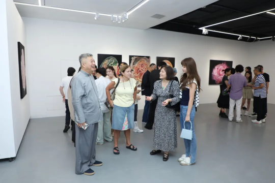 00后艺术家时尚国内首次个展《腹语术》在798艺术区开幕