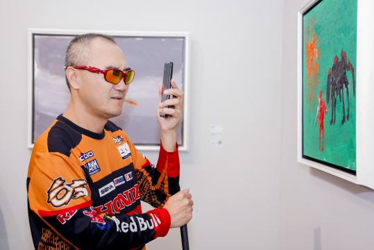 中国首位盲人环球旅行家·曹晟康艺术个展《盲行者》亮相798仚東堂