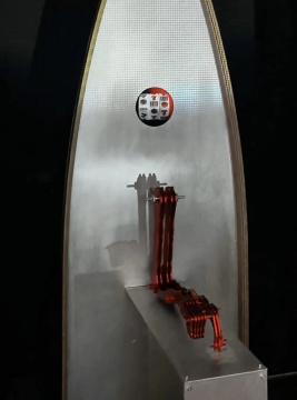 肖珣《“Robota“在失业金渐渐耗尽的午后》
70×260cm 动态机械影像装置 LED屏幕，铝，电子元件，代码编程 2025
