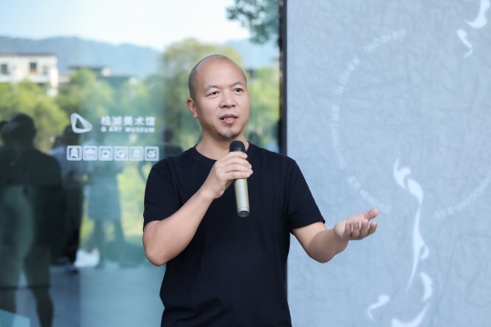 策展人、艺术家黑余
