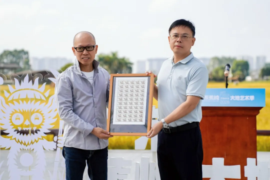 蕉岭县委副书记、县长、蕉华工业园区管委会主任刘裕君上台接受捐赠
