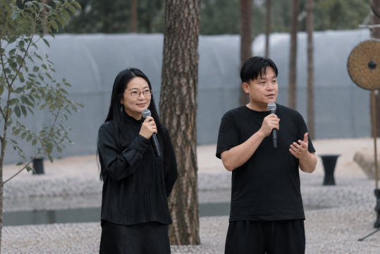 汪莎与宾泽苍致开幕辞
