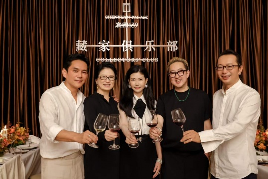 宸园139藏家俱乐部发起人程城、朱霞、Lisa(从左至右）与开幕嘉宾包一峰、尤洋

&nbsp;
